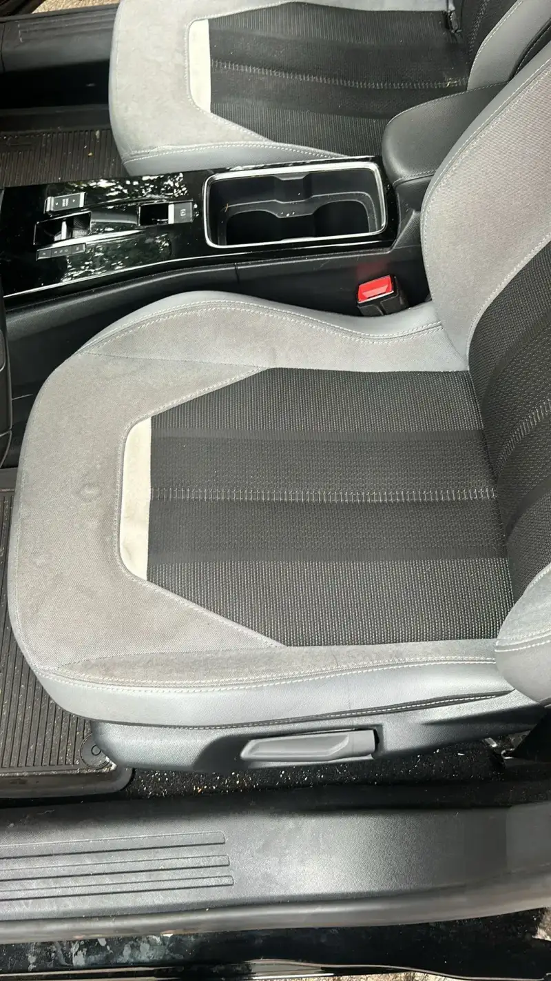 Auto stoel voor reiniging - vuil en vlekkerig