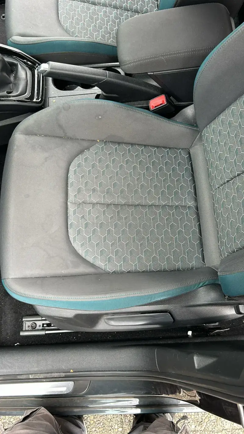 Vieze autostoel voor professionele reiniging